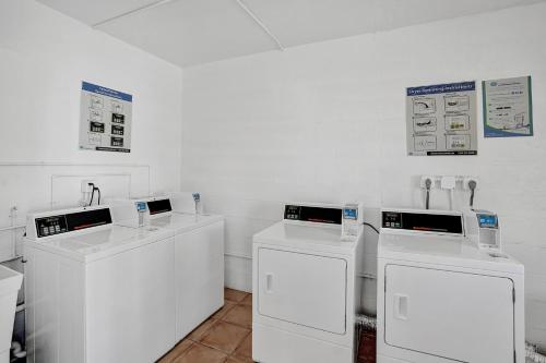 a laundry room with two washes and two washers at Fort Lauderdale Yacht and Beach Club 416 in Fort Lauderdale