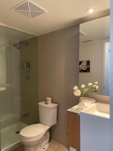 a bathroom with a toilet and a shower and a sink at Toronto Downtown Luxurious Stylish 3 Bedroom 3 Bath 2 Balconies near Rogers Centre lakeview condo in Toronto