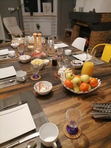 een houten tafel met fruitschalen erop bij Le Colombier in Ruffey-lès-Beaune