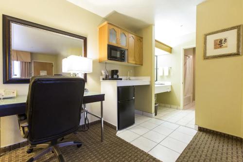 an office with a desk and a chair in a room at Hotel Silver Lake in Los Angeles