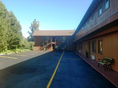 an empty parking lot in front of a building at Murphey's Motel LLC in Lee Vining