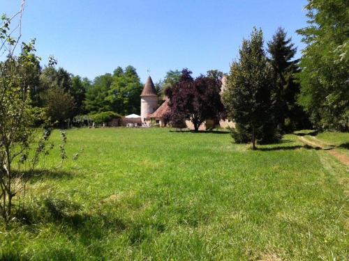 Zahrada ubytování Beautiful Castle in Le Veurdre with Private Pool