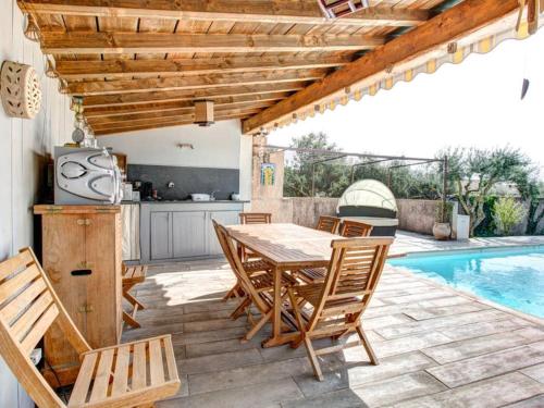 ロックモールにあるComfortable villa with private poolのパティオ(テーブル、椅子付)、スイミングプールが備わります。