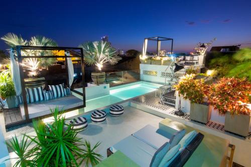 Hotel Casa Lola Deluxe Gallery في كارتاهينا دي اندياس: فيلا مع حمام سباحة في الليل