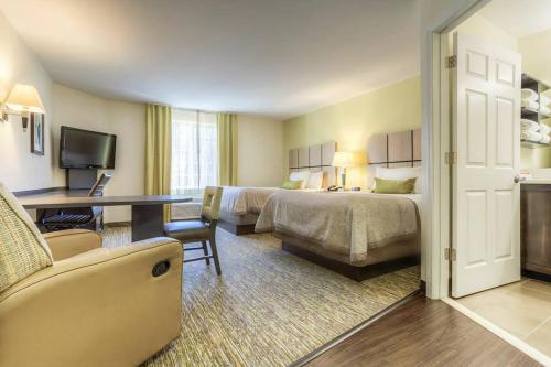Habitación de hotel con 2 camas y escritorio en Candlewood Suites - Mooresville Lake Norman, an IHG Hotel, en Mooresville