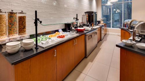 Una cocina grande con un montón de comida en el mostrador. en Best Western Premier I-95 Savannah Airport/ Pooler West, en Savannah