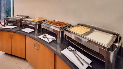 Una línea de buffet con muchos tipos diferentes de comida. en Best Western Premier I-95 Savannah Airport/ Pooler West, en Savannah