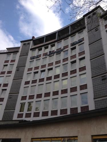 an office building with a lot of windows at Domo Hotel Mondial in Düsseldorf