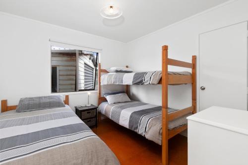 Katil dua tingkat atau katil-katil dua tingkat dalam bilik di This Way To The Beach - Omaha