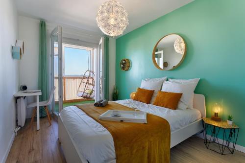 une chambre avec un grand lit et un miroir dans l'établissement SMILE HÔME-Nid Panoramique VUE WOW ! SPAdéco - LoungeZEN - Terrasse ensoleillée - arrivée autonome - Netflix - emplacement idéal - Lumineux - rénové à neuf - Wifi Fibre -, à Montpellier