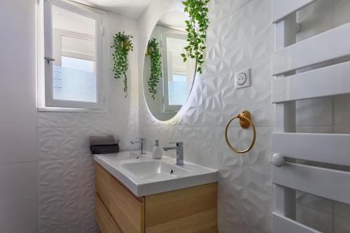 une salle de bain avec un lavabo et un miroir dans l'établissement SMILE HÔME-Nid Panoramique VUE WOW ! SPAdéco - LoungeZEN - Terrasse ensoleillée - arrivée autonome - Netflix - emplacement idéal - Lumineux - rénové à neuf - Wifi Fibre -, à Montpellier