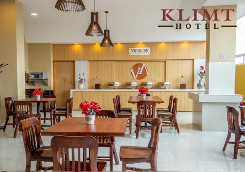 賈拉普的住宿－Hotel Klimt，餐厅内带桌椅的用餐室