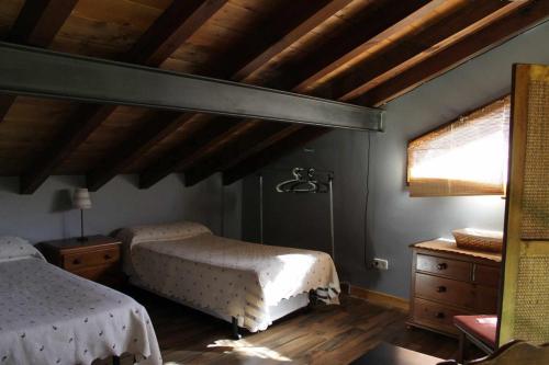 A bed or beds in a room at Las cabañas de valsain