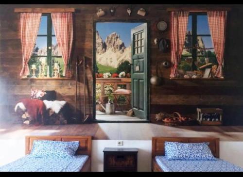 um quarto com 2 camas e 2 janelas em D'SAWAH GUESTHOUSE em Klaten