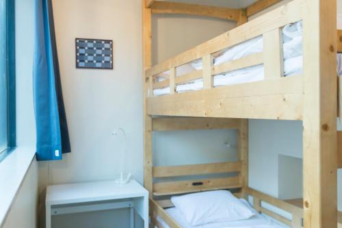 obi Hostel emeletes ágyai egy szobában