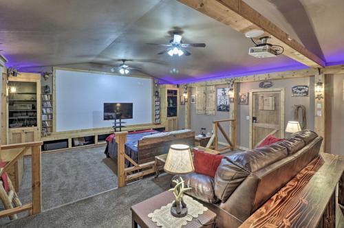 Gallery image of Rustic Sims City Studio Cabin with Home Theater! in Harrison
