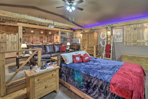 1 dormitorio con 1 cama y 1 sofá en Rustic Sims City Studio Cabin with Home Theater!, en Harrison