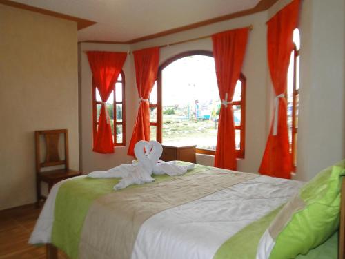 ein Schlafzimmer mit einem Bett mit einem Hasen drauf in der Unterkunft Runa Wasi Quilotoa in Quilotoa