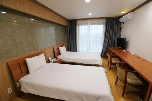 เตียงในห้องที่ Daejeon I-Hotel