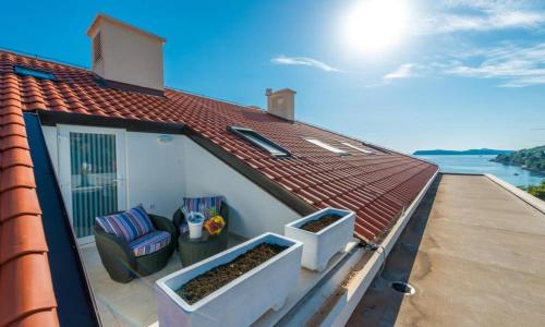 un techo de una casa con una silla en un balcón en Apartments Arla Exclusive, en Dubrovnik