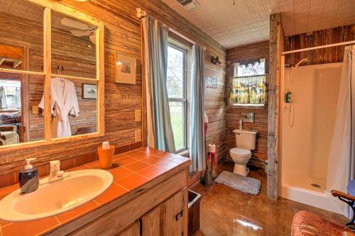 Bany a Ark Bunkhouse Fredericksburg Hideaway with Hot Tub