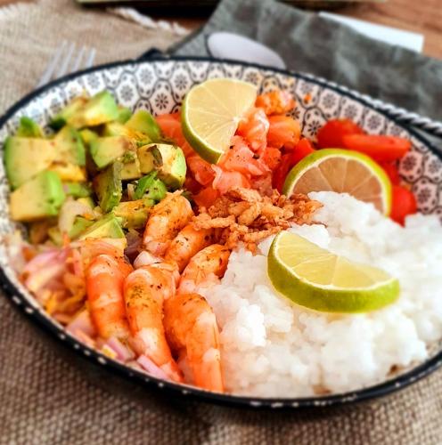 une plaque de nourriture à base de crevettes, de riz et de légumes dans l'établissement L'Auberge, à Saint-Vincent-les-Forts