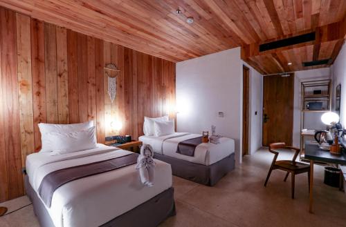 מיטה או מיטות בחדר ב-Yama Resort Indonesia