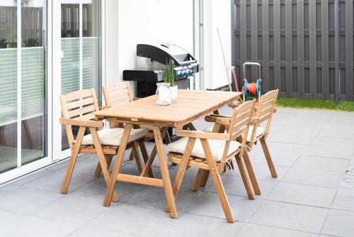 a wooden table and chairs on a patio at Schöner wohnen im Herzen Oldenburgs in Oldenburg