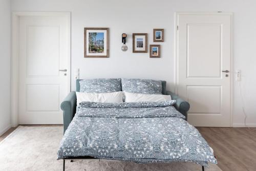 a bedroom with a bed with a blue comforter at Schöner wohnen im Herzen Oldenburgs in Oldenburg
