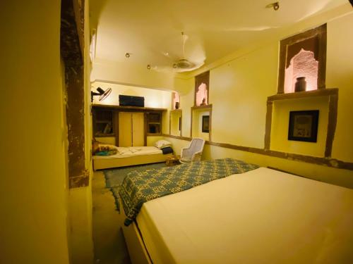 Una cama o camas en una habitación de Pushp Guest House