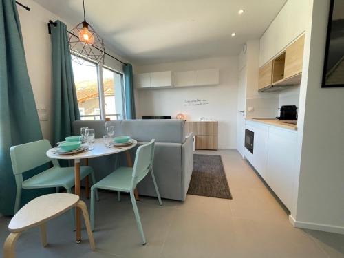 Η κουζίνα ή μικρή κουζίνα στο BLUE COCOON Studio 27m2 VILLEJUST