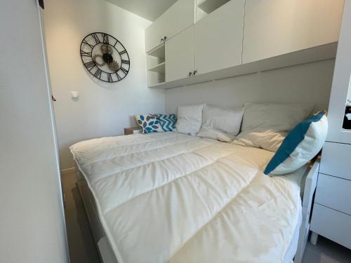 Un pat sau paturi într-o cameră la BLUE COCOON Studio 27m2 VILLEJUST