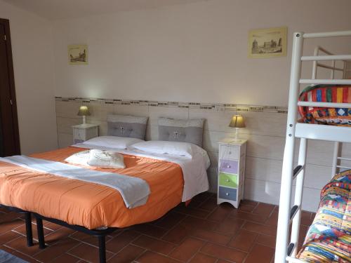 een slaapkamer met 2 bedden en een stapelbed bij Geoglobe Chambre d'Hòtes in Pisa