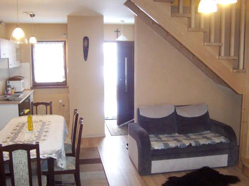 uma sala de estar com uma mesa e uma escada em Domek Dzika Orlica em Mostowice