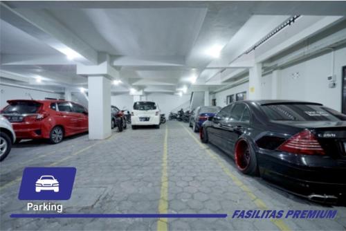 un garaje con coches aparcados en él en D'Paragon Jl Jogja, en Semarang