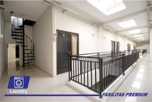 pasillo de un edificio con escalera y puerta en D'Paragon Jl Jogja, en Semarang