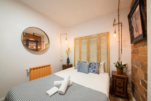 um quarto com uma cama grande e um espelho em Off Beat Guesthouse - Self-check-in - Sleep Conscious em San Sebastián