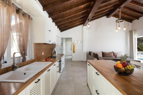 Kuchyň nebo kuchyňský kout v ubytování Villa Alonaki Bay