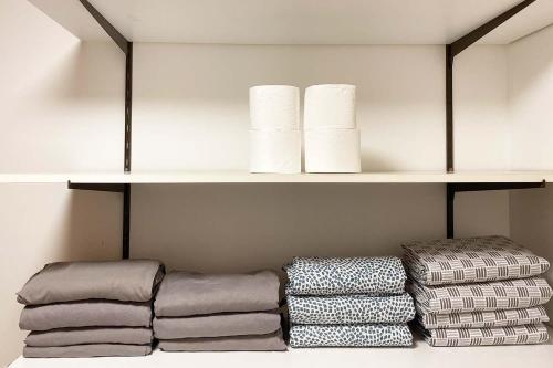 a shelf with towels and toilet paper on it at Ferienwohnung in Laichingen-Feldstetten in Laichingen