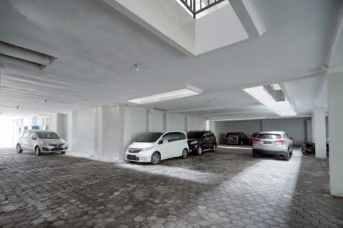 un garage con diverse auto parcheggiate all'interno di D'Paragon Kijang Utara a Alastuwo