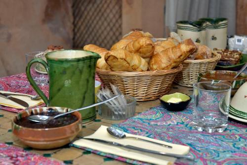 a table topped with a basket filled with food at Un Mas en Ville in Marseille
