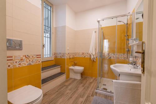 a bathroom with a toilet sink and a shower at Fermata Jonia in Giarre