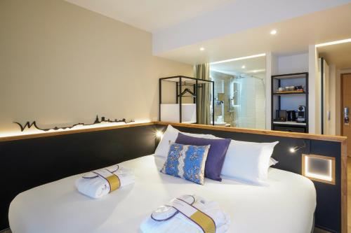 Ein Bett oder Betten in einem Zimmer der Unterkunft Mercure Avignon Gare TGV