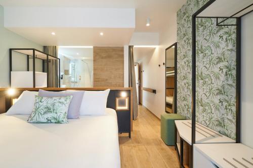 Postel nebo postele na pokoji v ubytování Mercure Avignon Gare TGV