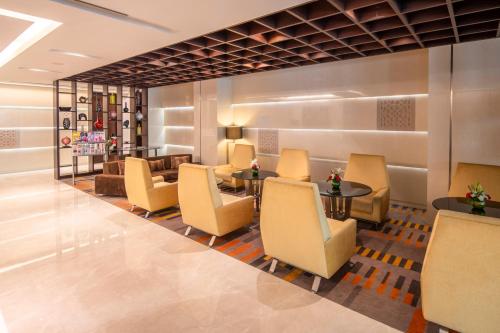 Ruang duduk di Holiday Inn Mumbai International Airport by IHG