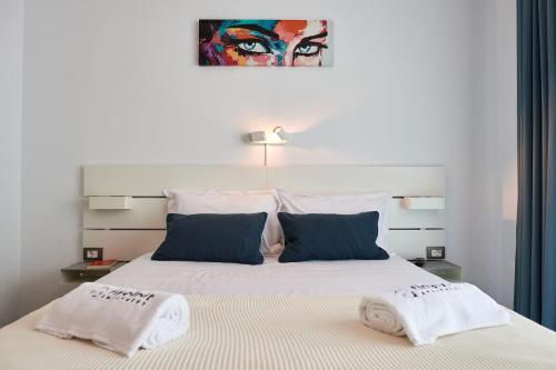 Un pat sau paturi într-o cameră la Fineloft Sea View Apartment-Spa n Pools beach resort