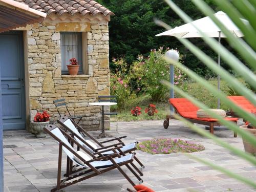 a group of chairs and a bench in a yard at La Devinière in Donzère