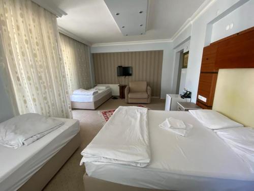 Ένα ή περισσότερα κρεβάτια σε δωμάτιο στο Sakran Hotel