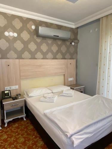 Ένα ή περισσότερα κρεβάτια σε δωμάτιο στο Sakran Hotel