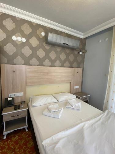 Ένα ή περισσότερα κρεβάτια σε δωμάτιο στο Sakran Hotel